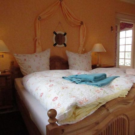 Wyk auf FöhrNordsee "Haus Luttenblick" Whg.: Meeresrauschenアパートメント エクステリア 写真