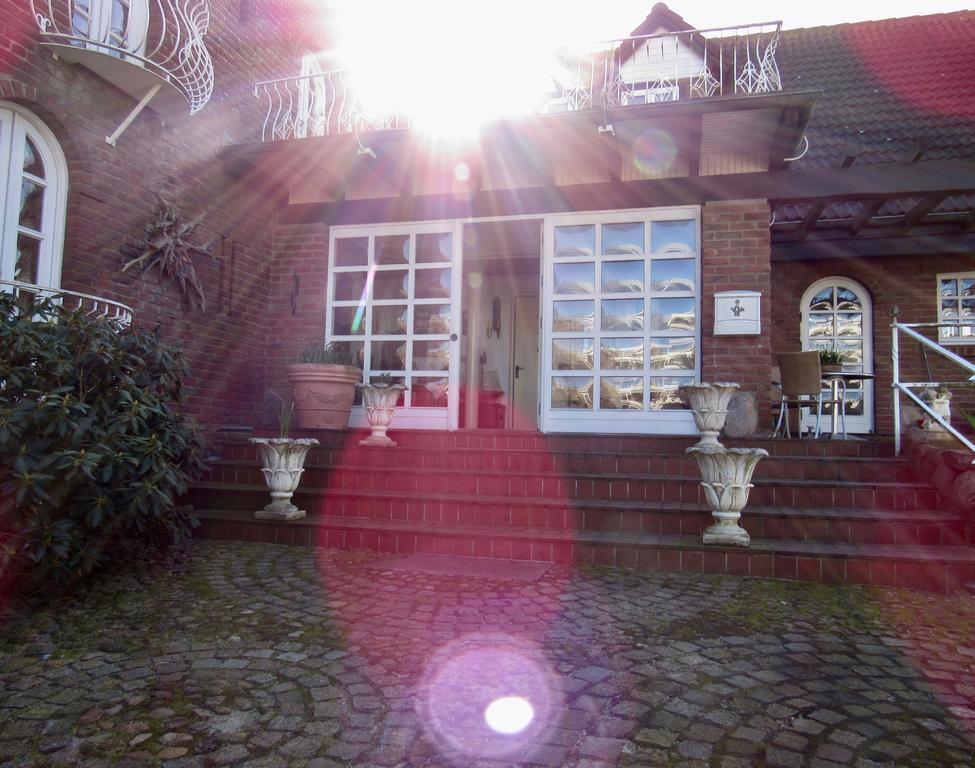 Wyk auf FöhrNordsee "Haus Luttenblick" Whg.: Meeresrauschenアパートメント エクステリア 写真
