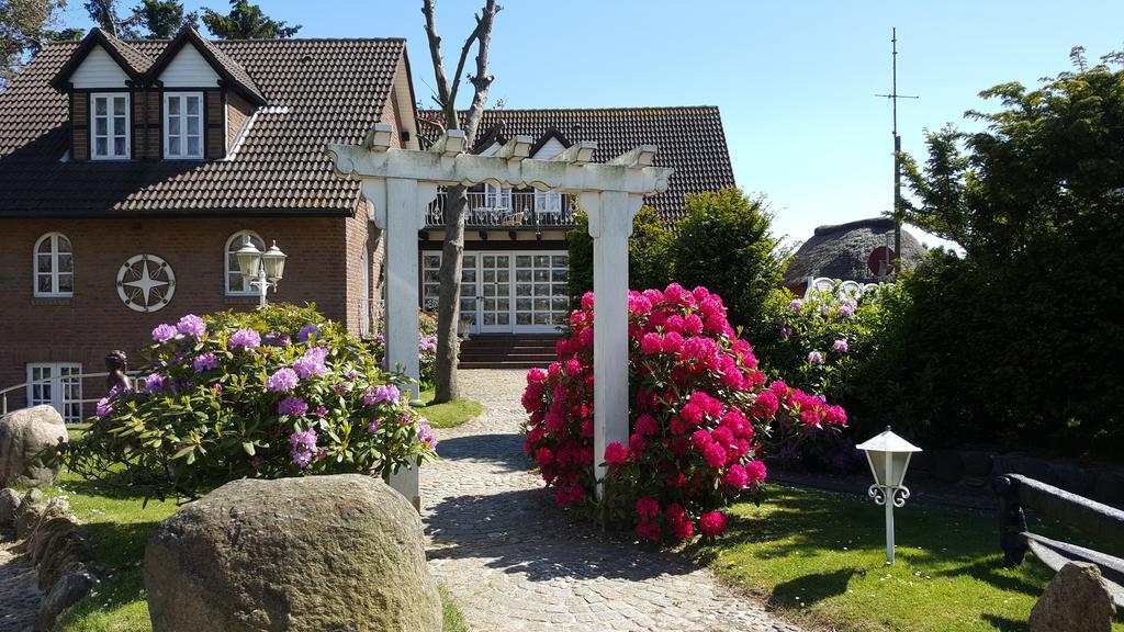 Wyk auf FöhrNordsee "Haus Luttenblick" Whg.: Meeresrauschenアパートメント エクステリア 写真